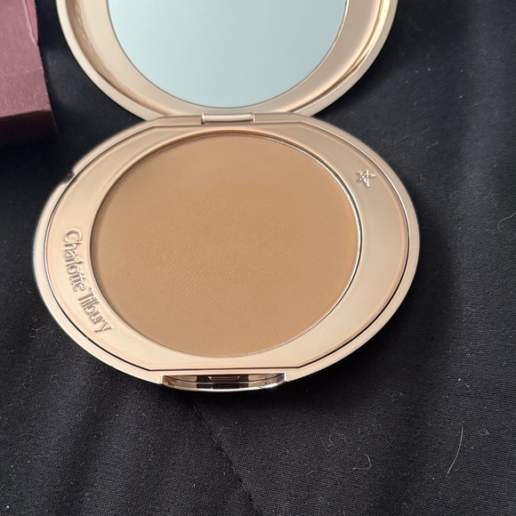 Charlotte Tilbury Airbrush Flawless Finish Micro Powder in Tan - Picture 4 of 4